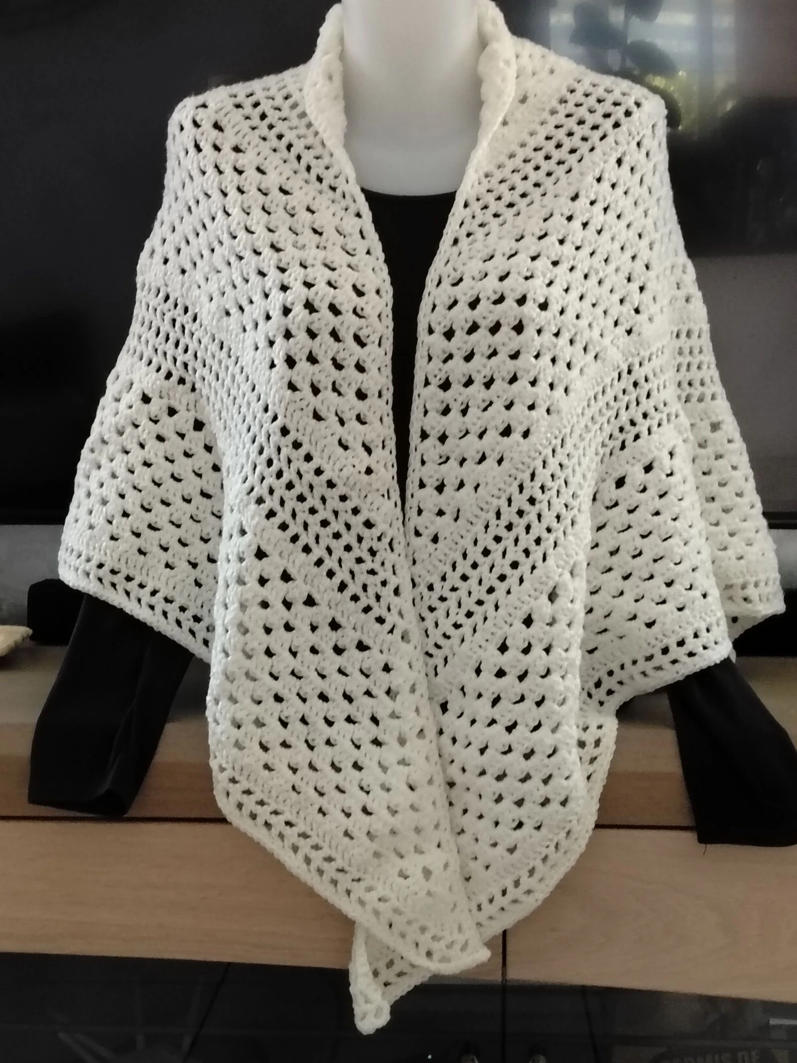 White crocheted acrylic openwork shawl – photo 2